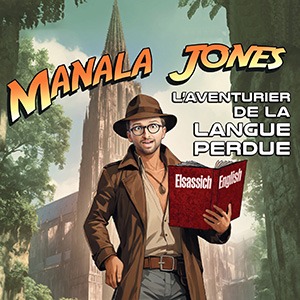 Dessin numérique mettant en scène Philippe Sandmann dans un costume d'Indiana Jones, pour incarner le personnage Manala Jones. Il tient dans ses mains un dictionnaire anglais-alsacien. Derrière lui, la Cathédrale de Strasbourg. Le titre surplombe l'image : "Manala Jones et l'aventurier de la langue perdue".